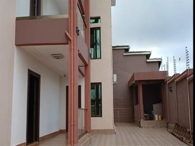 Triplex neuf à vendre à la Cimenterie, Conakry – 8 chambres, grande cour et forage